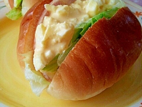 ロールパンで簡単♪卵とハムのサンドイッチ
